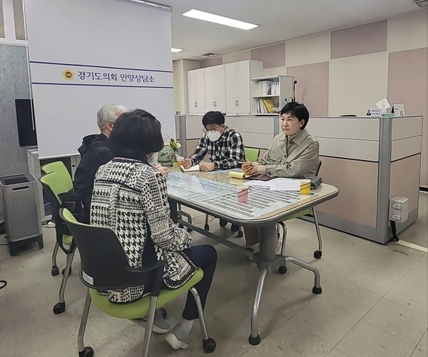 ▲ 이채명 의원, 신촌동 주민 층간소음 애로사항 청취.
