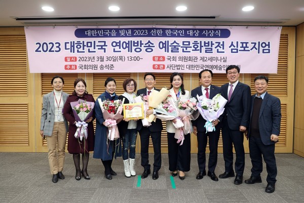 ▲ 김기정 의장 수상 기념촬영.