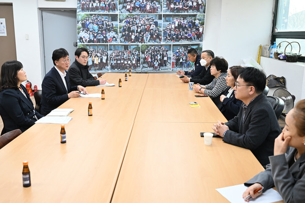 ▲ 이민근 안산시장이 세월호 유가족을 만나 해외 출장 취지를 설명하고 있다.