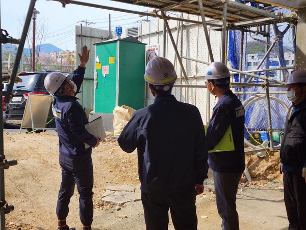 ▲ 안양시 노동안전지킴이가 안양2동의 한 건설현장에서 산업재해 예방활동을 하고 있다.