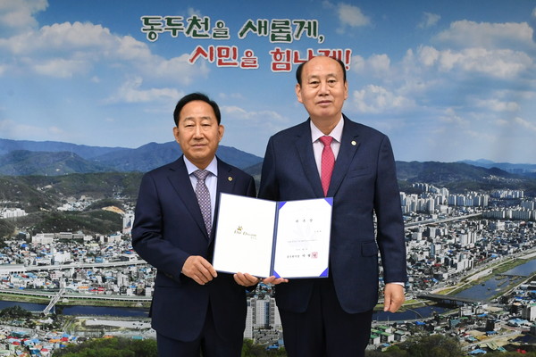 ▲ 동두천시 4월 '1일 명예시장' 우종학 신화씨에스 대표와 박형덕 동두천시장 모습.