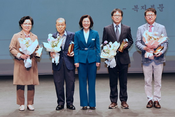 ▲ 안성시 제32회 문화상 수상자들이 기념촬영을 하고 있다.