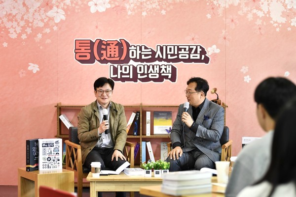 ▲ 김병수 김포시장이 사전 신청한 25명 청소년과 책에 관해 이야기하며 자유롭게 소통하는 시간을 가졌다.