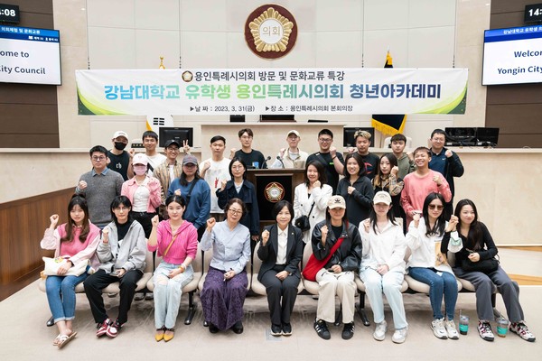 ▲ 신현녀 의원이 강남대학교 중국 유학생들과 기념 촬영을 하고 있다.