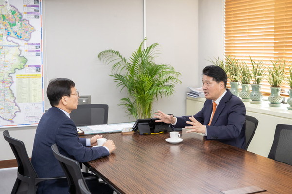 ▲ 강범석 서구청장이 조동암 인천도시공사 사장에게 협조를 요청하고 있다.