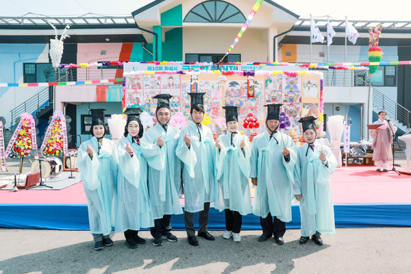 ▲ 왼쪽부터 위영란 경제환경위 부위원장, 조오순 경제환경위원장, 김상균 도시건설위 부위원장, 송선영 의원, 김미영 교육복지위 부위원장, 오문섭 부의장, 김종복 의회운영위 부위원장.