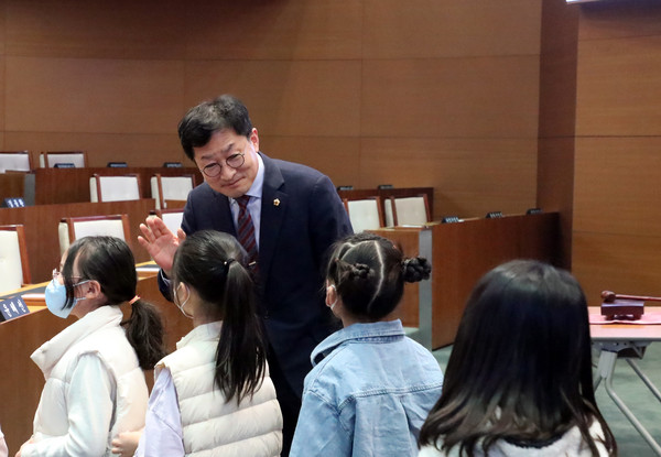 ▲ 이매초등학교 학생과 인사하는 박종각 의원.