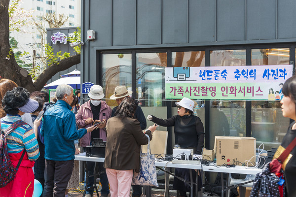▲ ‘동대문포토클럽’이 동대문구 봄꽃축제를 찾은 주민들에게 핸드폰 무료사진인화 서비스를 제공하고 있다