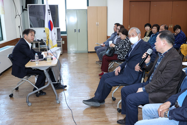 ▲ 송포동 행정복지센터에서 주민과의 대화를 진행하고 있는 이동환 고양특례시장 모습.