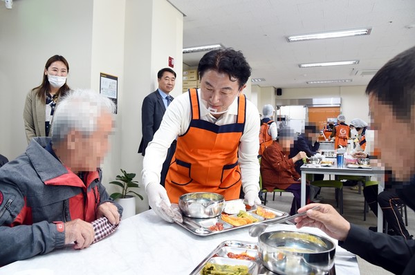 ▲ 김동근 의정부시장 고산종합사회복지관 경로식당 배식 봉사 실시 모습.