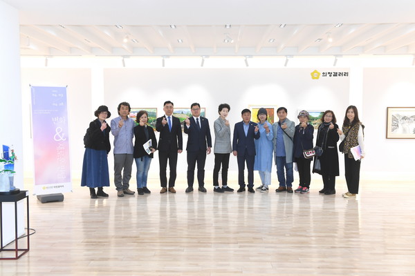 ▲ 윤창철 의장과 정희태·김현수 의원이 양주미술협회 소속작가들과 함께 기념촬영을 하고 있다.