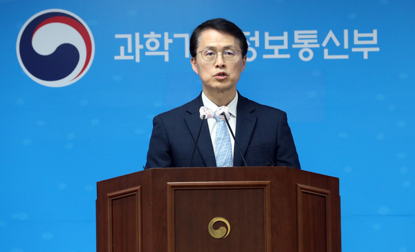 ▲ 최원호 우주항공청설립추진단장이 21일 세종시 정부세종청사에서 우주항공청 설립에 대한 온라인 설문조사 결과를 발표하고 있다. /뉴시스