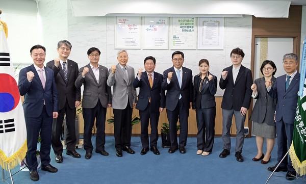 ▲ 간담회 개최 모습. 한국농수산식품유통공사 김춘진 사장(우측5번째), 김창규 제천시장(좌측5번째).