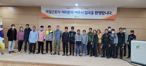 ▲ 여주시 외국인 계절근로자 모습.