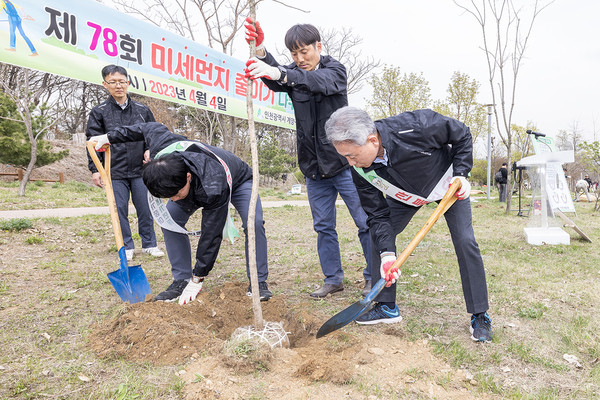 ▲ 윤환 계양구청장이 나무를 심고 있다.