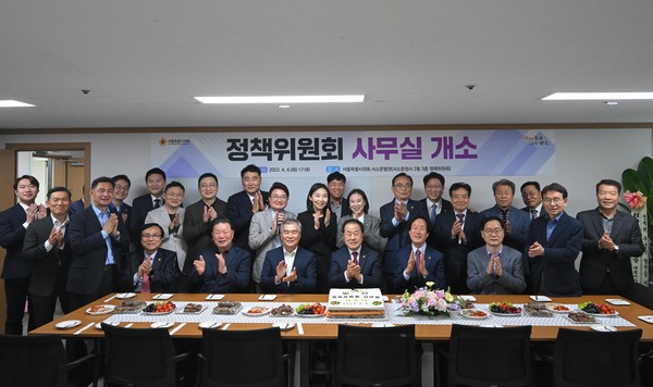 ▲ 정책위원회 사무실 개소식 기념촬영.