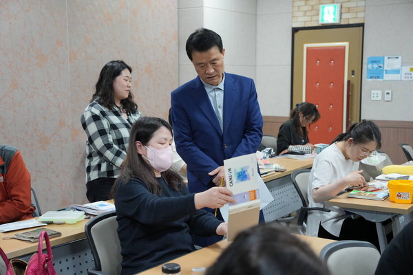 ▲ 성북열린시민대학 수강생(좌)과 이승로 성북구청장(우)가 수업내용과 관련한 이야기를 나누고 있다.
