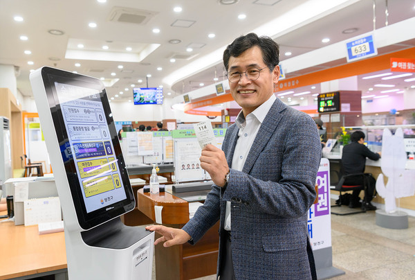 ▲ 종합민원실 키오스크형 통합민원순번대기시스템 시연중인 이기재 구청장.