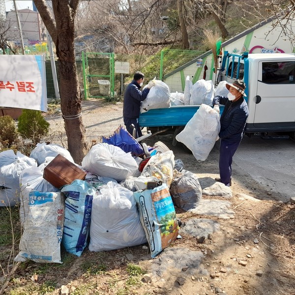▲ 미추홀구 봄철 산림 내 불법행위 집중단속 실시 모습.