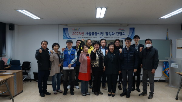 ▲ 기념촬영하는 신복자 의원과 참석자들.