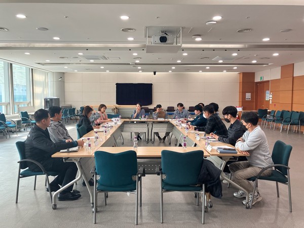 용인시와 용인동서부경찰서, 용인가정상담센터, 용인성폭력상담소 등으로 구성된 '여성 폭력 대응 TF' 참석자들이 피해자 지원 사업 등을 논의하고 있다.