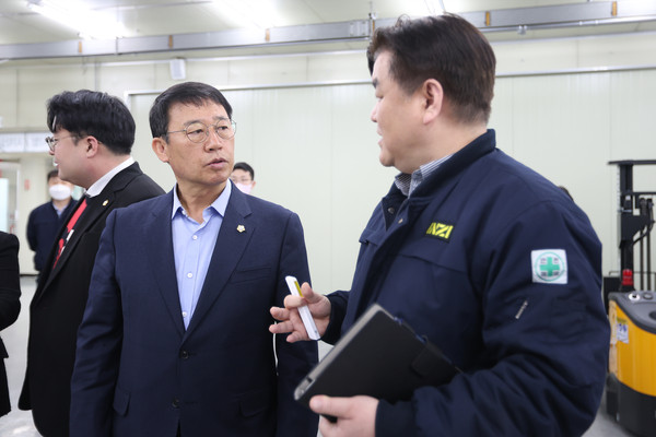 ▲ 현장 방문한 박춘호 위원장(왼쪽).
