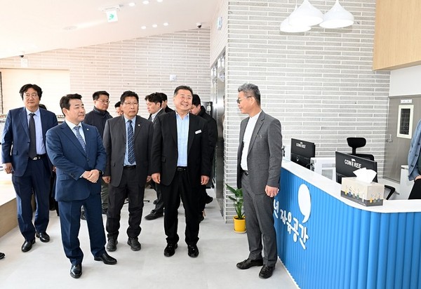 ▲ 법원읍 새뜰마을 개소식에 참석한 김경일 파주시장 모습.