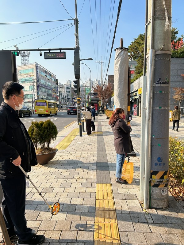 ▲ 동작구는 구민의 안전한 보행권 확보를 위해 내달부터 6월까지 남성역 3번 출구 주변 장애인 유도로인 점자블록을 정비한다.