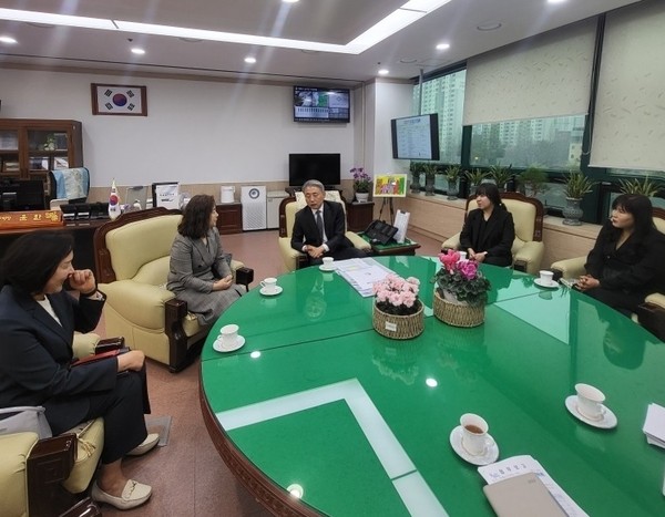 ▲ 어린이집연합회와 소통하고 있는 윤환 계양구청장 모습.