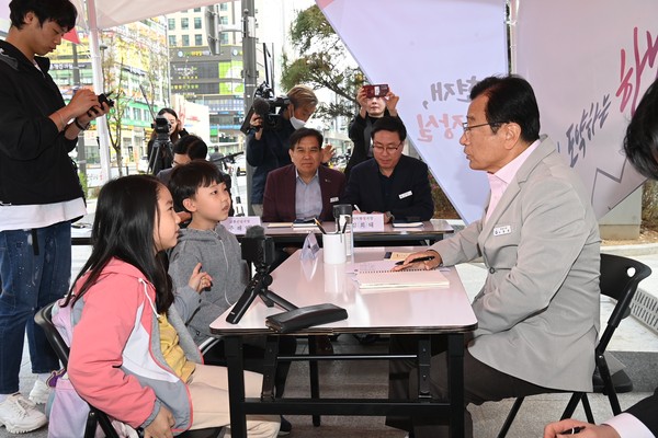 ▲ 이동시장실을 진행하고 있는 이현재 하남시장 모습.