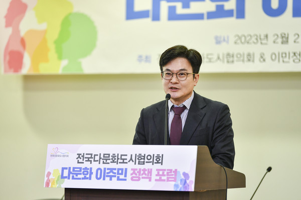 ▲ 지난 2월 이주민 정책 포럼에서 인사말 하는 김병수 김포시장.