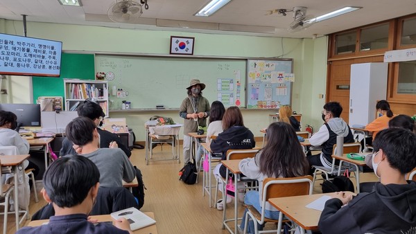 ▲ 부천시에서 양성한 환경교육활동가 그린리더가 학교를 방문하여 맞춤형 환경교육을 진행하고 있다.
