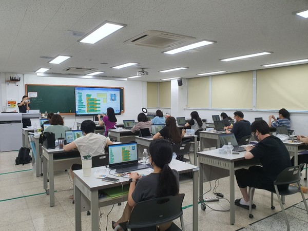 ▲ 경기도교융합과학교육원 ‘미래교육 역량강화 연수’ 실시 모습.