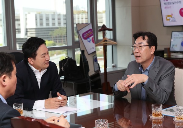 ▲ 정명근 화성시장이 원희룡 국토부 장관에게 현안을 건의하고 있다.