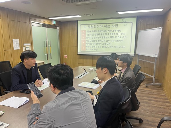 ▲ 장애교원 간담회 진행하는 박강산 의원과 참석자들.