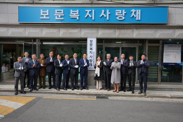 ▲ 이승로 성북구청장이 ‘보문 복지 사랑채’ 개소식에서 나눔 퍼포먼스를 함께 하고 있다.
