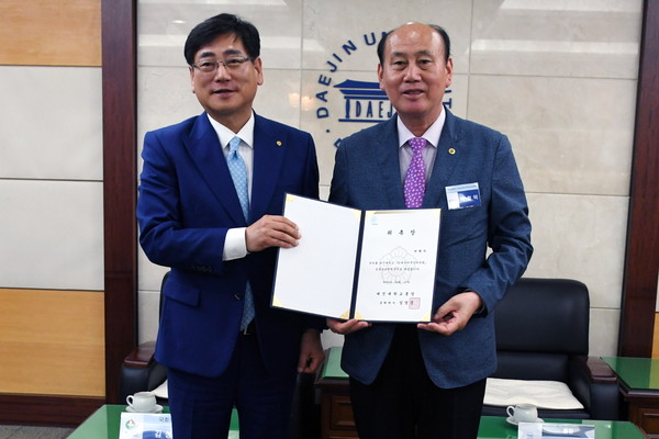 ▲ 대진대 의과대학 유치 추진 경과 보고회에 참석한 박형덕 동두천시장 모습.