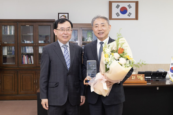 ▲ 계양구 특례보증 출연 실적 우수 지자체 선정 감사패 전달식 모습.