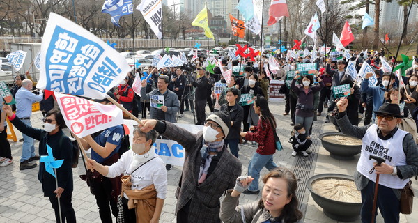 ▲ 진보 단체 회원들이 11일 서울 용산구 전쟁기념관 앞에서 정전70년 한반도 평화행동 주최로 열린 '한미연합군사연습 중단 3.11평화행진' 집회에서 구호를 외치고 있다. /뉴시스