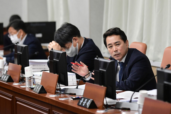 ▲ 임만균 의원(더불어민주당·관악3)이 상임위원회 회의에서 질의하는 모습.