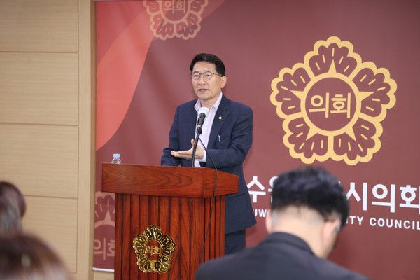 ▲ 격려 전하는 김기정 의장.
