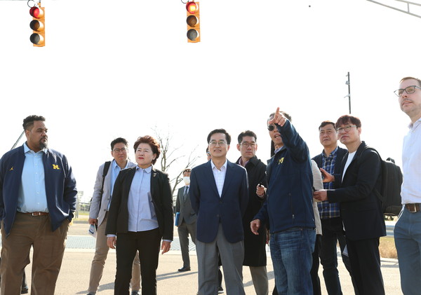 ▲ 10일 오전 김동연 경기도지사가 헨리 리우(Henry Liu) Mcity Director 및 그레그 맥과이어(Greg McGuire) Mcity 매니징 디렉터의 안내로 Mcity 현장 확인 및 현황을 청취하고 있다.
