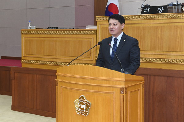 ▲ 한상민 부의장이 ‘북한산국립공원 우이령길 전면 개방 및 강북 우이에서 양주 장흥 간 광역도로 개설 촉구 건의안’을 대표 발의하고 있다.