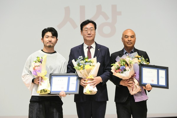 ▲ 화성시 모범시민상 시상 모습.