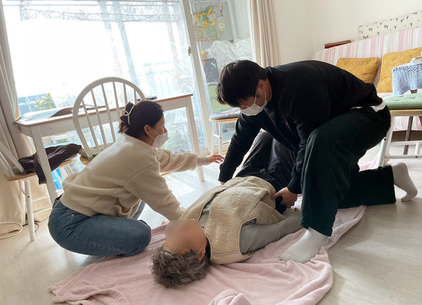 ▲ 동작구 ‘100세 건강주치의’ 운동사가 방문간호사와 함께 어르신 가정을 방문해 운동을 가르쳐 주고 있다.