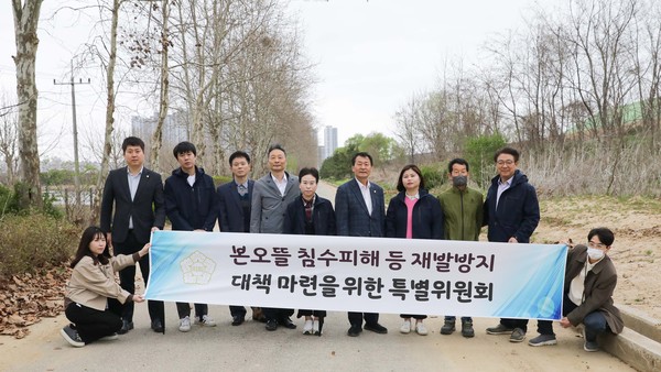 ▲ 안산시의회 본오뜰 침수피해 대책 특위, 세계정원 경기가든 현장활동 실시 모습.