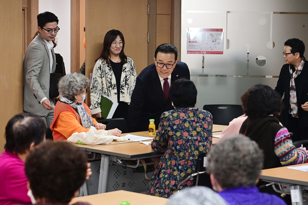 ▲ 이재호 연수구청장 지역 종합사회복지관 방문 모습.