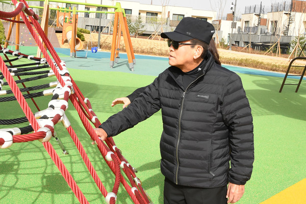 ▲ 유천호 강화군수가 갑룡어린이공원 현장 점검을 실시하고 있다.