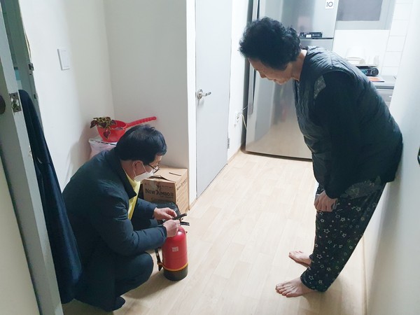 ▲ 지난해 성동구 관계자가 안전취약가구를 방문해 소방시설을 점검하고 있다.