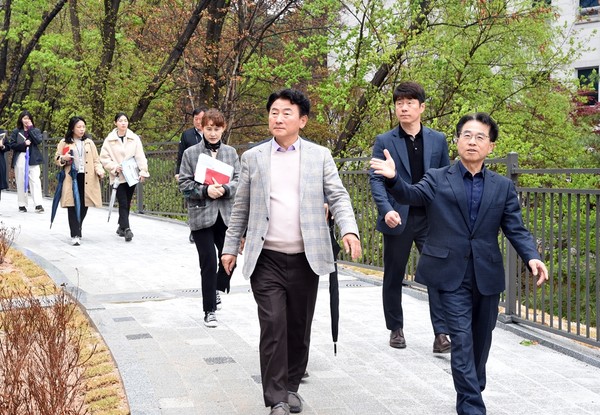 ▲ 김동근 의정부시장 청소년도심숲속힐링센터 현장점검 모습.